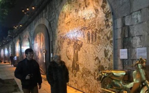 Nghĩ từ 'phố bích họa'