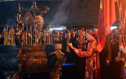 Hình ảnh vạn người 'chen vai thích cánh' xin ấn đền Trần trong đêm