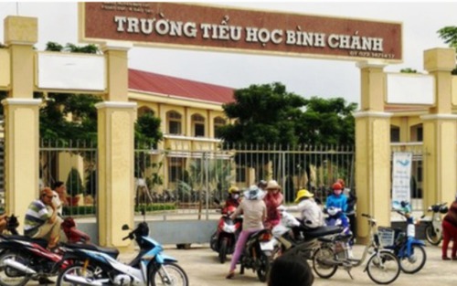 'Cô giáo phải quỳ gối mới được cho qua': Nước mắt cô giáo