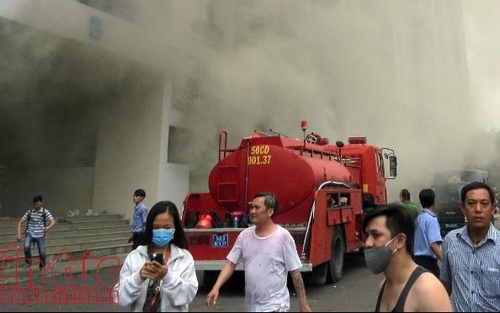Chung cư Carina phát cháy trở lại, hai cảnh sát bị thương khi đổ xăng vào máy bơm nước
