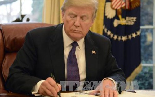 Tổng thống Mỹ Donald Trump ký chi 1.300 tỷ USD để Chính phủ 'tiêu' mấy tháng