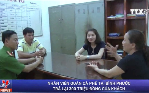 VIDEO: Nhặt được 300 triệu, nhân viên cà phê trả lại cho khách