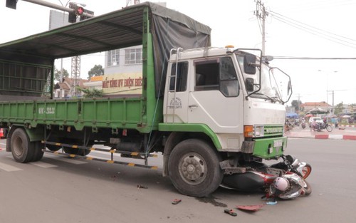 Xe tải tông vào hai xe máy đang dừng chờ đèn đỏ