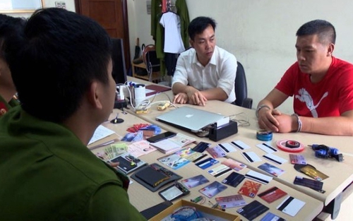 Bắt quả tang đối tượng người Trung Quốc dùng thẻ giả rút trộm tiền tại cây ATM