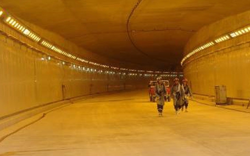Vì sao hoa mắt, chóng mặt, khó thở, thậm chí lạc tay lái khi đi vào hầm Thủ Thiêm, TP.HCM?