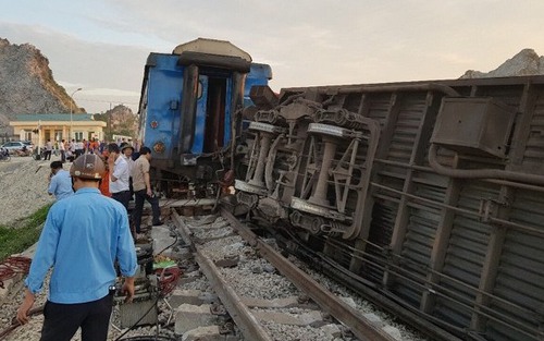Lật 6 toa tàu hoả vì đâm xe tải, lái tàu và phụ lái kẹt trong cabin đầu máy
