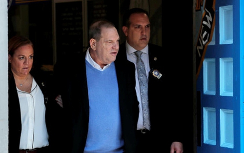 Tòa án Manhattan 'ra giá' mức bảo lãnh tại ngoại 'yêu dâu xanh' Harvey Weinstein tới 1 triệu USD