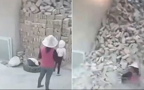 VIDEO Cứu sống 2 em bé khi bị đống gạch cao 2m chôn vùi