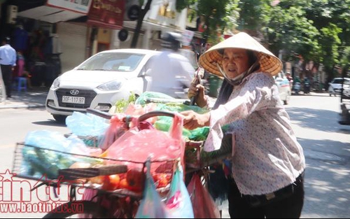 Chùm ảnh: Người Hà Nội vật vã dưới nắng nóng gần 40 độ C