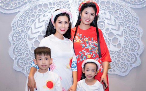 Nguyệt ‘Phía trước là bầu trời’ cùng hai con trình diễn BST của Hoa hậu Ngọc Hân