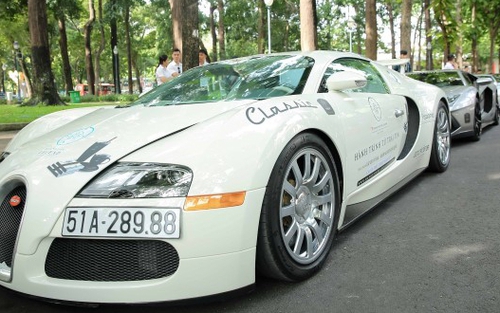 Ông Đặng Lê Nguyên Vũ đưa dàn siêu xe trăm tỷ xuống đường chở sách