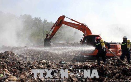 Bãi rác rộng 5 ha cháy 5 ngày liền, hơn 30 người dân nhập viện vì hít phải khói