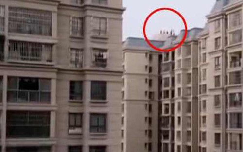 VIDEO nhóm trẻ chơi đùa trên tầng thượng tòa nhà 33 tầng không rào chắn