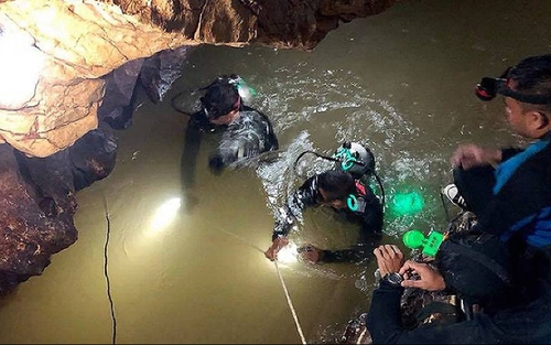 Đội thợ lặn nối lại chiến dịch giải cứu đội bóng thiếu niên Thái Lan