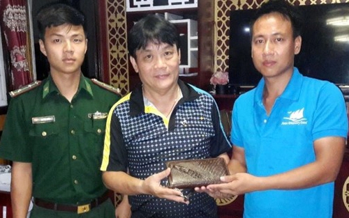 Thuyền trưởng tàu du lịch vịnh Hạ Long trả lại ví tiền cho khách bỏ quên
