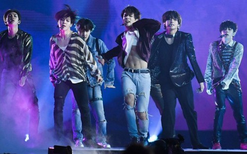 Sao K-pop đang 'truyền lửa' cho ngành thời trang