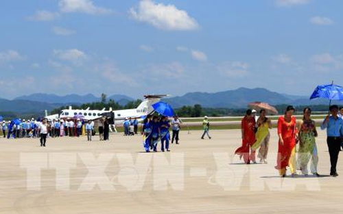 Đón chuyến bay đầu tiên hạ cánh tại sân bay Vân Đồn