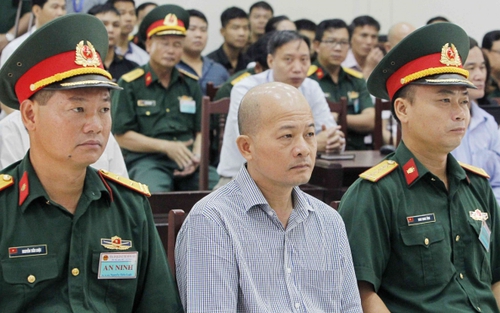 Xét xử sơ thẩm bị cáo Đinh Ngọc Hệ cùng đồng phạm: Tiến hành các thủ tục tố tụng, xét hỏi các bị cáo, người làm chứng