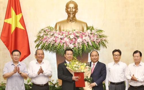 Thủ tướng trao Quyết định quyền Bộ trưởng Thông tin và Truyền thông cho ông Nguyễn Mạnh Hùng