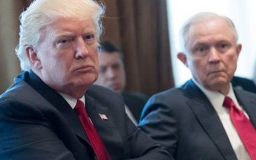 Nấc thang đối đầu căng thẳng giữa Tổng thống Trump với Bộ Tư pháp Mỹ