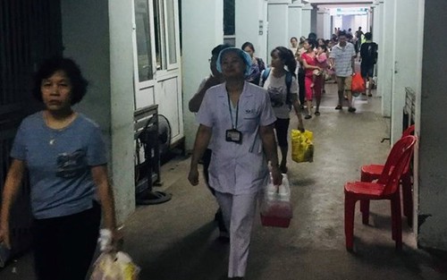 Bộ trưởng Y tế thăm bệnh nhi bị ảnh hưởng do vụ cháy gần Bệnh viện Nhi Trung ương