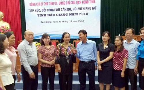 Lãnh đạo tỉnh Bắc Giang đối thoại với cán bộ, hội viên phụ nữ
