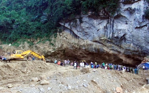 Tạm giữ chủ bãi khai thác vàng trái phép sau vụ sập hang ở Hòa Bình