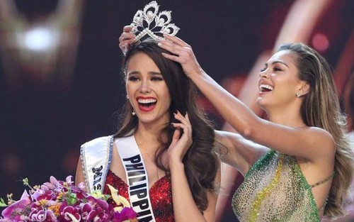 Catriona Gray - Tân Hoa hậu Hoàn vũ đa tài