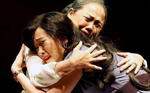 Vở kịch 'Bên kia nửa đời ngơ ngác': Chuyển từ xung đột tình yêu sang sâu lắng tình người