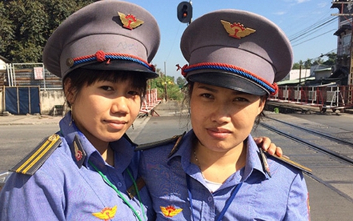 Hai nữ nhân viên gác chắn dũng cảm cứu cụ bà rời khỏi đường ray khi tàu đang tới