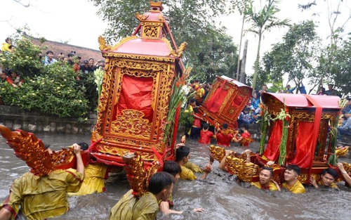 'Choáng' với nghi lễ rước kiệu quay tại Lễ hội đền - chùa Phượng Vũ