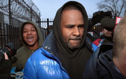 R. Kelly bị bắt vì tấn công tình dục, Seungri vướng cáo buộc làm 'tú ông'