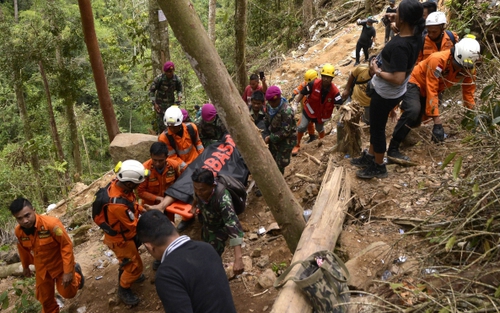 Nhiều khả năng gần 100 người vẫn bị mắc kẹt trong vụ sập hầm mỏ ở Indonesia