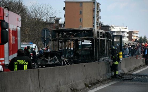 Một xe buýt chở đầy học sinh bị bắt cóc ở miền Bắc Italy