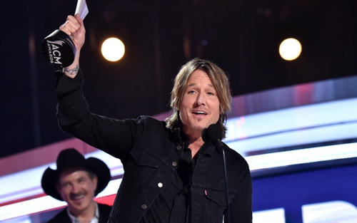 Keith Urban lần đầu giành giải ACM Nghệ sĩ của năm: Chạm tới đỉnh cao ở tuổi 51