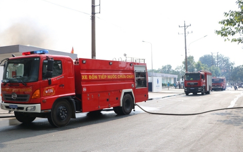 Đang cháy lớn ở Khu công nghiệp Sóng thần, Bình Dương