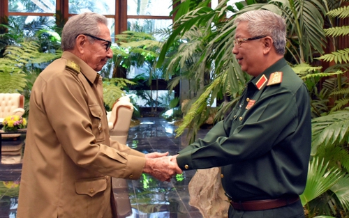 Đại tướng Raúl Castro tiếp Thượng tướng Nguyễn Chí Vịnh
