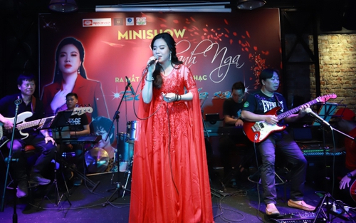 Ca sĩ Thanh Nga làm minishow giới thiệu MV 'Bỏ lại phía sau'