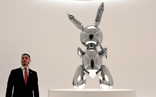 Tác phẩm điêu khắc 'Rabbit' lập kỷ lục đấu giá hơn 91 triệu USD