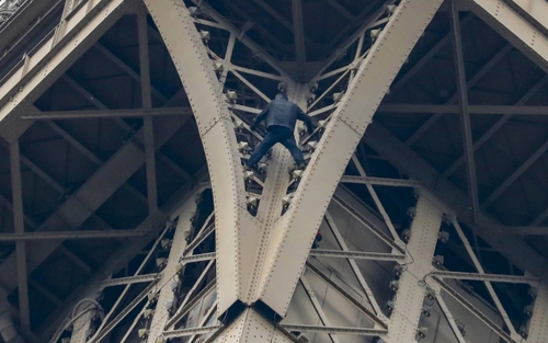 Pháp bắt giữ đối tượng trèo lên Tháp Eiffel và cố thủ trong hơn 6 giờ
