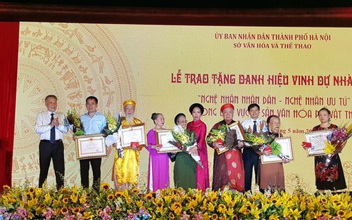 Nghệ nhân dân gian cần được đãi ngộ xứng với 'báu vật nhân văn sống'