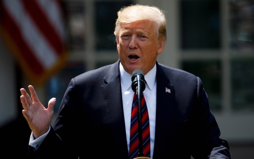 Tổng thống Donald Trump ám chỉ khả năng áp thuế đối với rượu vang của Pháp