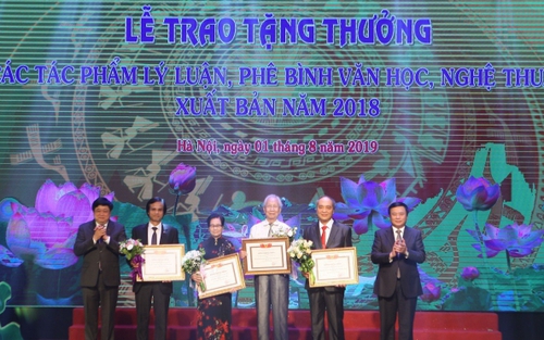 Ban Bí thư tặng thưởng các tác phẩm lý luận, phê bình văn học, nghệ thuật có giá trị lý luận và thực tiễn