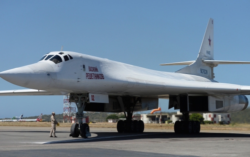 Nga điều máy bay ném bom Tu-160 tới gần biên giới với Mỹ