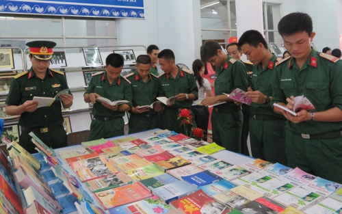50 năm thực hiện Di chúc Bác Hồ: Triển lãm sách và hình ảnh chuyên đề 'Chủ tịch Hồ Chí Minh sống mãi trong sự nghiệp của chúng ta'