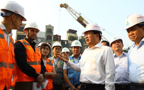 Phó Thủ tướng Trịnh Đình Dũng kiểm tra tuyến đường sắt đô thị Cát Linh - Hà Đông