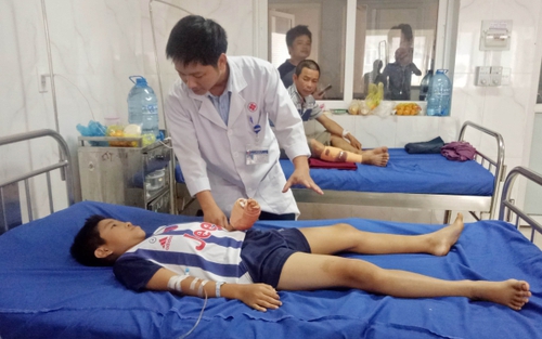 Đắk Lắk: Bé trai bị dập nát bàn tay vì sử dụng điện thoại khi đang sạc pin