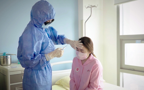 Huyền Trang Sao Mai hát ca khúc về các 'chiến sĩ áo trắng' chống dịch COVID-19