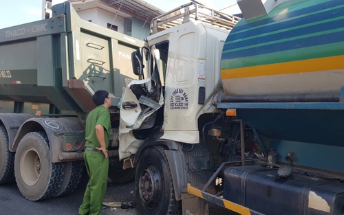 Xe bồn tông liên tiếp vào xe khách và xe đầu kéo đang dừng đèn đỏ