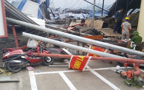 Gió lốc làm sập xưởng gỗ ở Vĩnh Phúc: Xác định danh tính các nạn nhân, tập trung cứu chữa những người bị thương